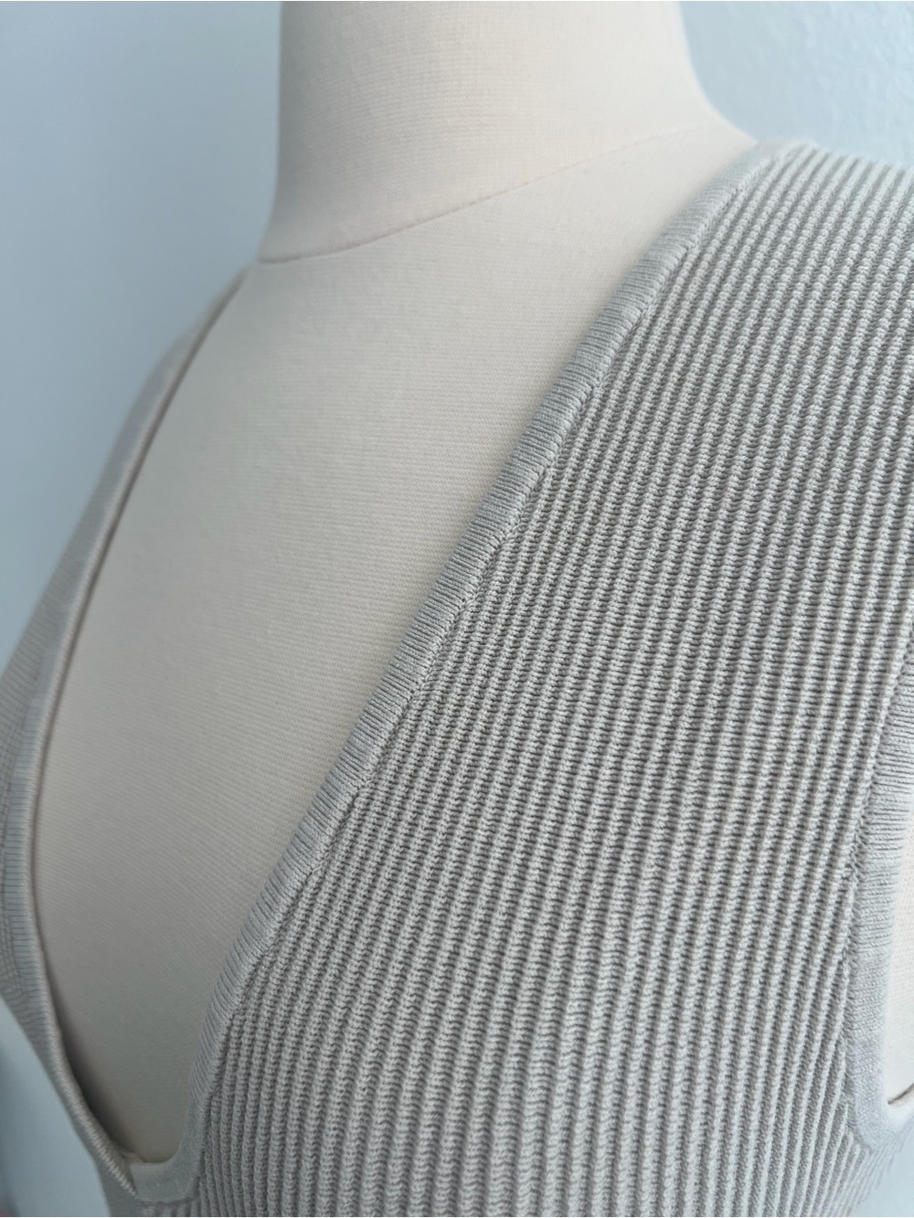 BABATON Aritzia Oatmeal Sculpt
Knit Deep V-Neck Cropped Fitted Ribbed Tank Top - Picture 6 of 8